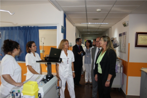 La consellera ha mantenido un encuentro con los profesionales de diversas áreas del hospital 